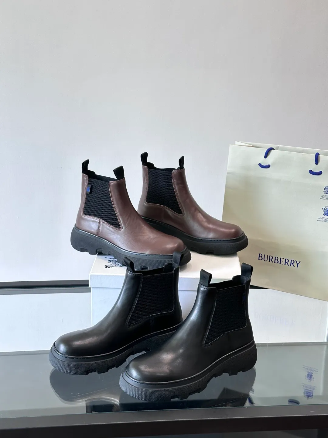 [Burberry] Top P: 920💰 Size: 39-44 (45. Customized) Burberry Matrix shoes👟Burberry autumn and winter men's high-top Chelsea boots, made with heavy industry! The upper is made of imported cowhide, with a slip-on design, classic plaid elastic straps, fine leather, and full of details. It is equipped with a classic and durable rubber thick sole, which increases the length of the legs. The cowhide lining is comfortable and breathable. It is easy to wear and fashionable, business and leisure, full of exquisite Italian style, and has a great look!